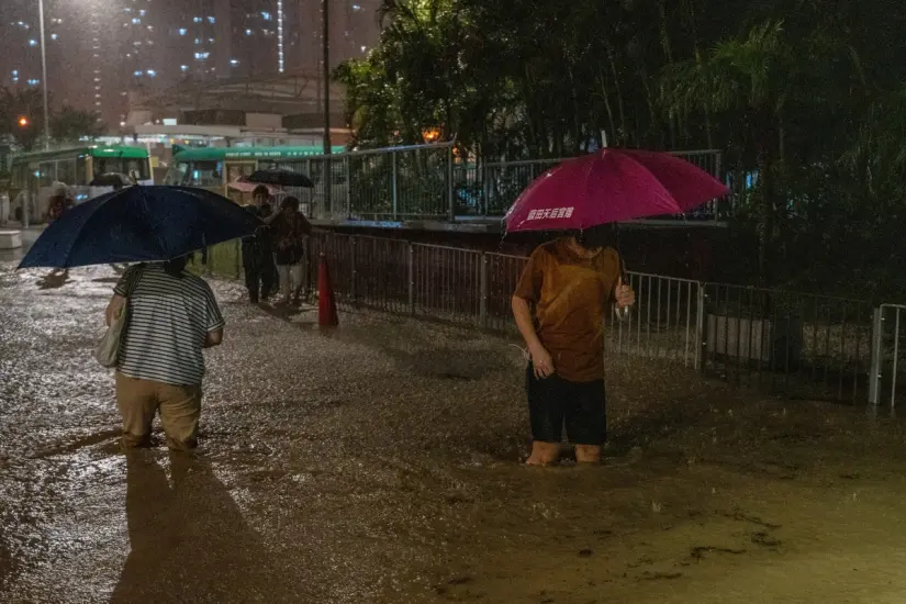 La tormenta negra mantiene en alerta máxima a Hong Kong. Foto:  Vernon Yuen/NurPhoto 