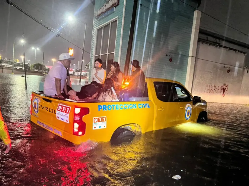 Apoyan a las personas afectadas por las lluvias en Mazatlán. Foto: Cortesía
