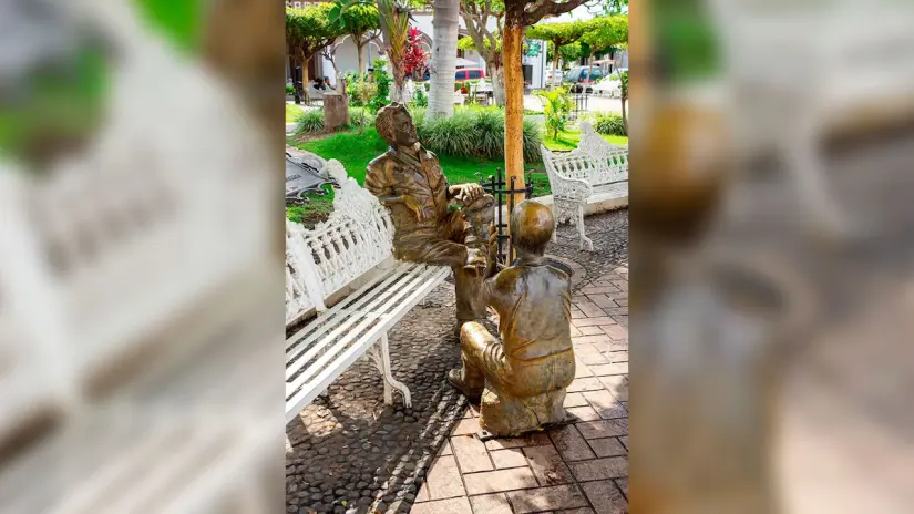 ¿Qué atractivos tiene el Pueblo Mágico de Comala? Juan Rulfo tiene su propia estatua en el pueblo. Foto: Cortesía