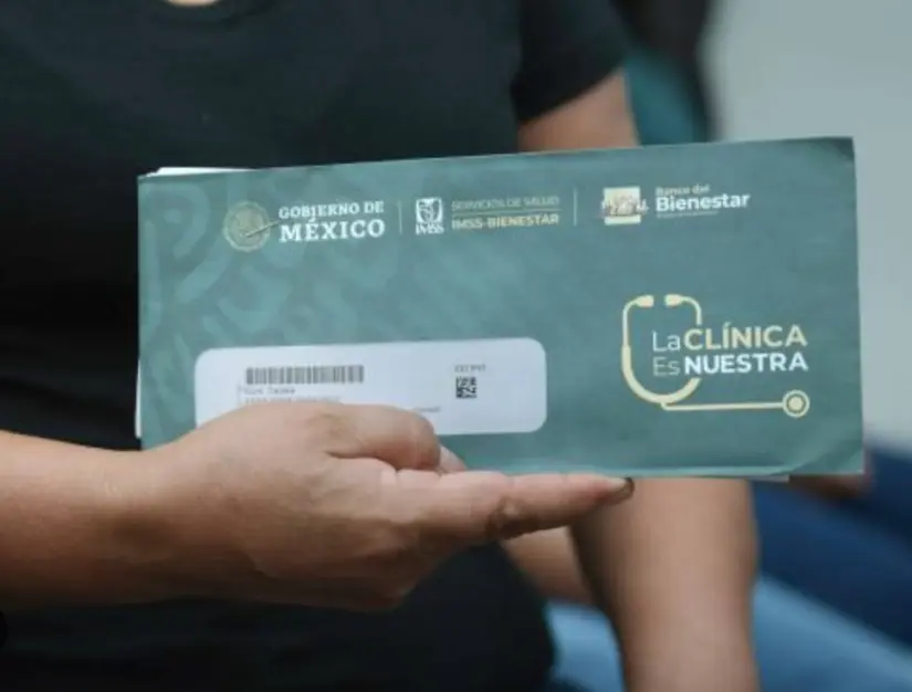 Entrega de tarjetas del programa La Clínica es Nuestra. Foto: cortesía.