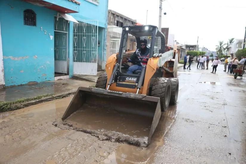 Labores de limpieza en Mazatlán después de las lluvias. Foto: Cortesía