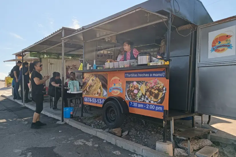 imagen recuadro Mayra, originaria del fraccionamiento Los Ángeles, afirma que el buen trato y el sabor de sus tacos son clave para mantener la fidelidad de la clientela.