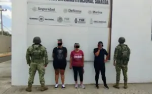 Detienen a tres mujeres con armas AK-47, municiones y celulares en Culiacán