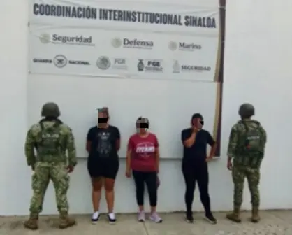 Detienen a tres mujeres con armas AK-47, municiones y celulares en Culiacán