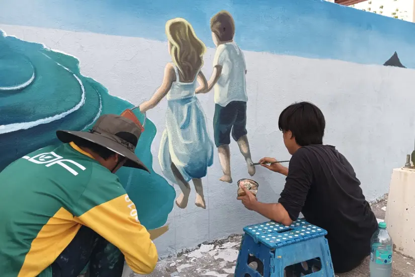 imagen recuadro El artista visual Demetrio Estrella aporta su talento como pintor en este mural, una idea a la que dio forma en coordinación con los vecinos de Zona Dorada.