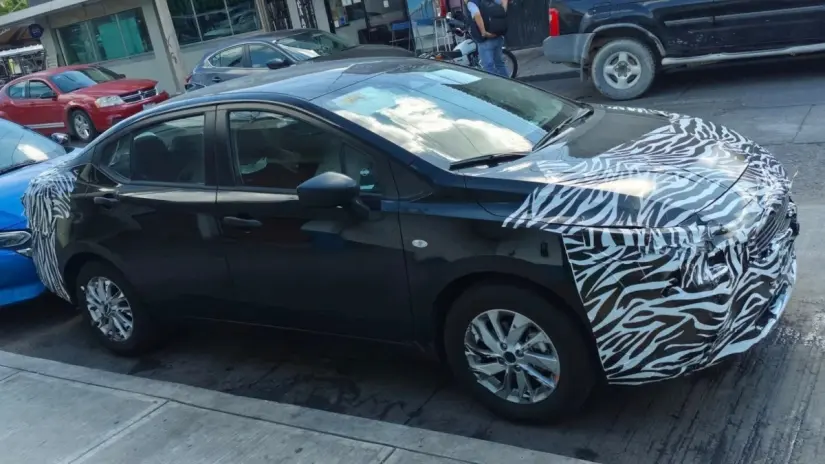 Así luce el nuevo Nissan Versa 2026; filtran fotos antes de su llegada a México Las supuestas unidades de prueba del Versa 2026 fueron captadas cerca de la planta en Aguascalientes. Foto: Especial