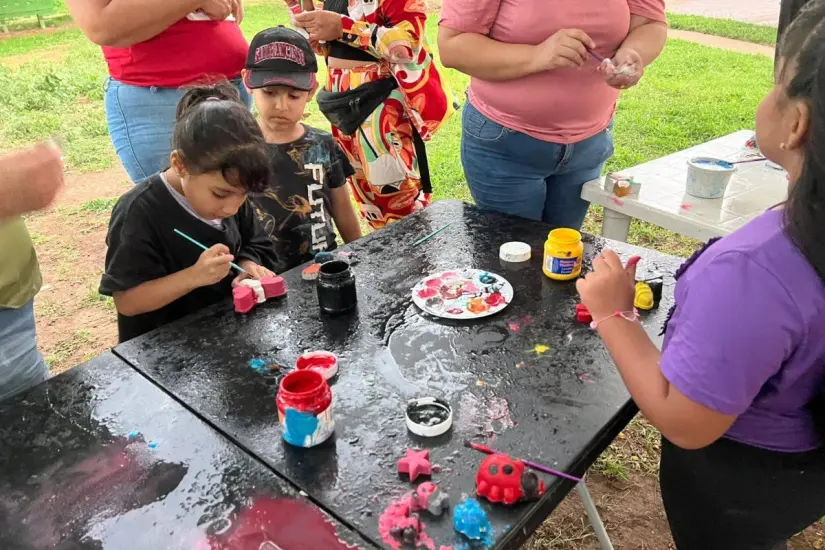 El último día de actividades, los asistentes elaboraron figuras de yeso y las colorearon.