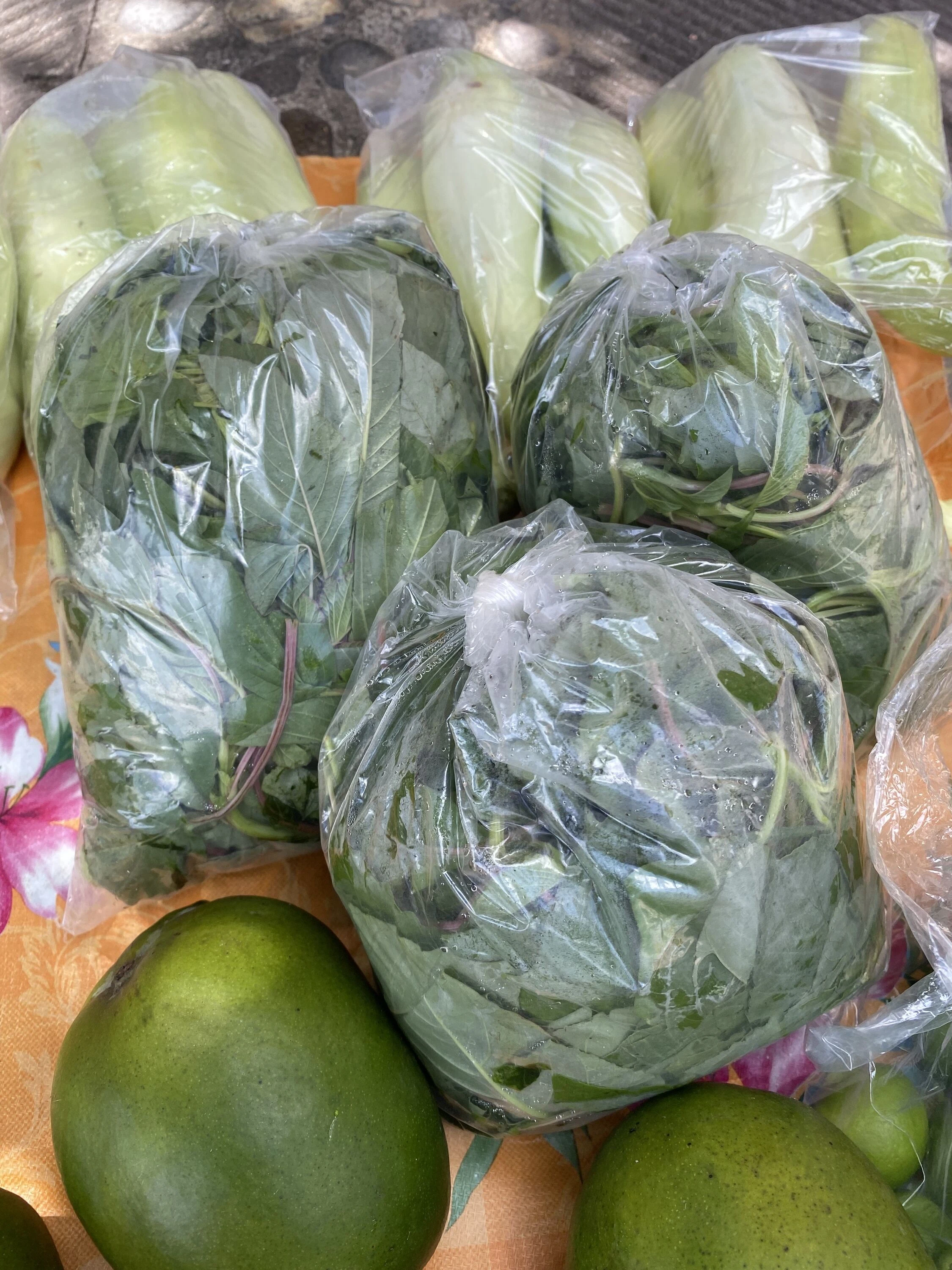 Venta de quelites y mango en San Ignacio.
