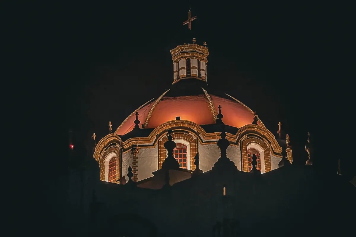 Así luce durante la noche la Parroquia de San Juan Bautista, en Zimapán, Pueblo Mágico de Hidalgo. ° Imágenes de Andrea Michelle Trejo Medina
