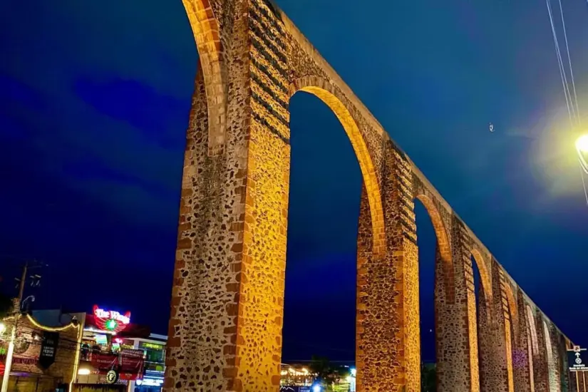 imagen recuadro Los Arcos vistos desde abajo en Querétaro.