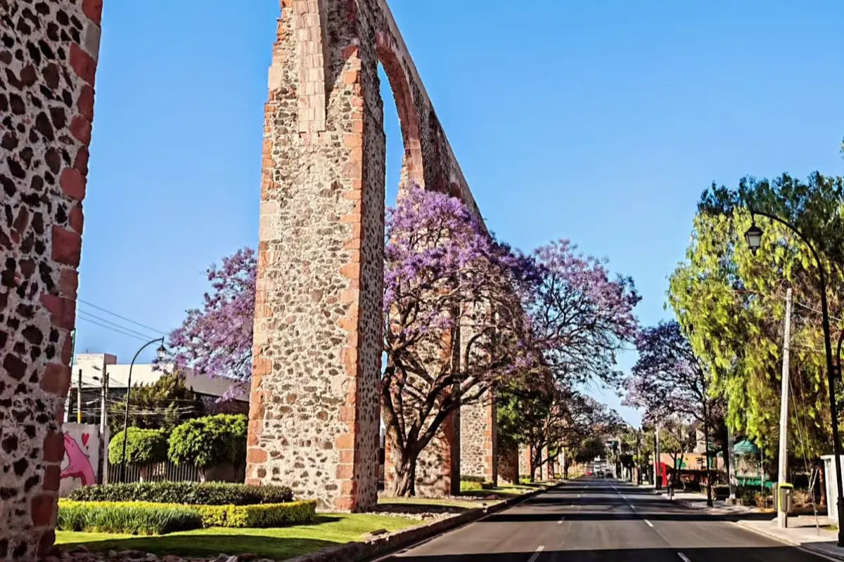Querétaro es una ciudad que combina paisajes naturales con monumentos históricos que siguen vivos en la vida cotidiana. A través de esta galería, se recorren dos de sus lugares más representativos: el Parque Bicentenario y Los Arcos. | Imágenes de Sharon Gisele Hernández Parra