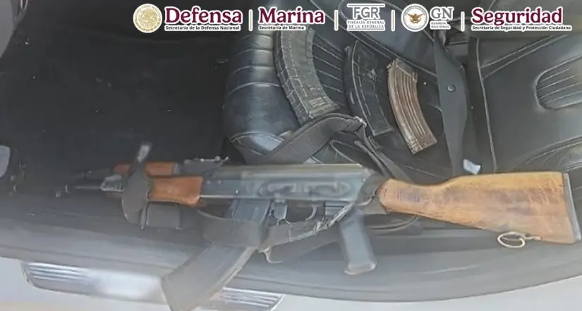 Armas aseguradas en el operativo de la zona norte de Sinaloa. Foto: Cortesía