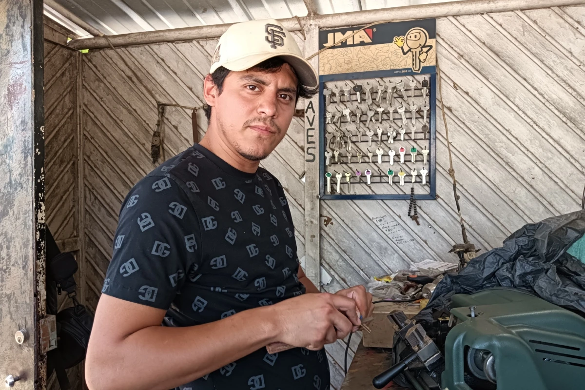 La Cerrajería California, atendida por Emiliano Gálvez, ofrece servicio de cerrajería residencial y automotriz las 24 horas del día. Pueden contactarlos en el teléfono 667-195-5567.