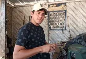 Emiliano, el joven cerrajero que mantiene viva la tradición familiar en Los Ángeles