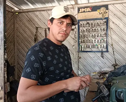 Emiliano, el joven cerrajero que mantiene viva la tradición familiar en Los Ángeles