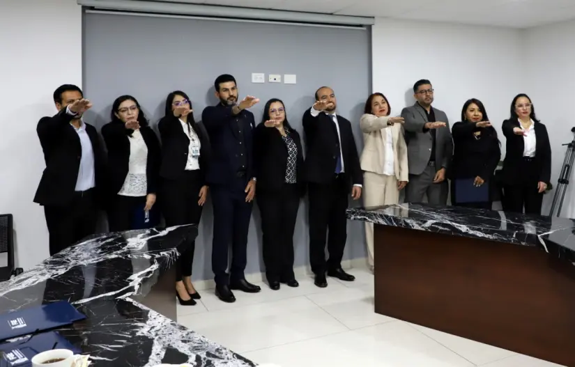 Claudia Zulema Sánchez anuncia cambios en la Fiscalía de Sinaloa Las funcionarias y funcionarios tomaron protesta ante la fiscal de Sinaloa. Foto: Cortesía