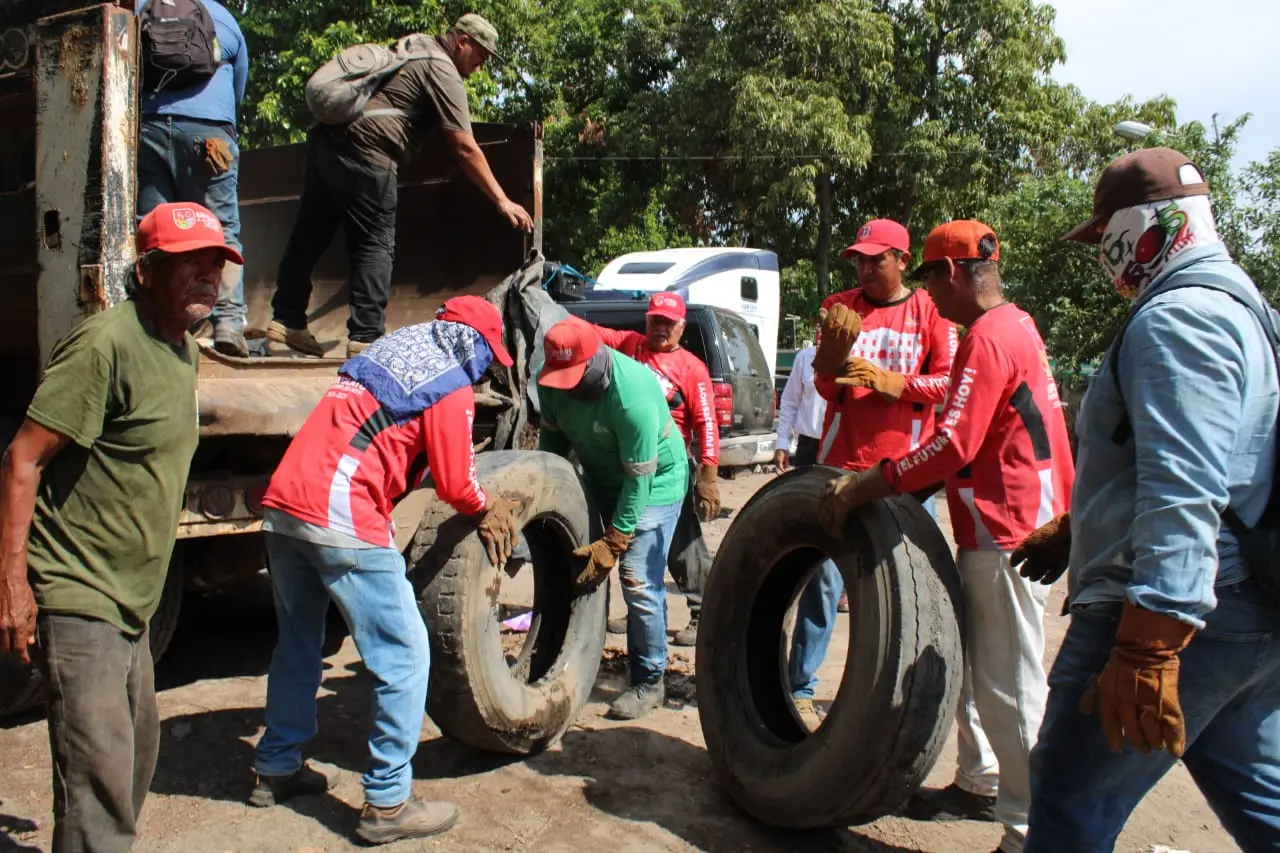 Con una jornada de descacharrización, dio inicio la Segunda Semana Nacional de la Lucha contra el Dengue 2025 en Navolato. Fotos: Cortesía.