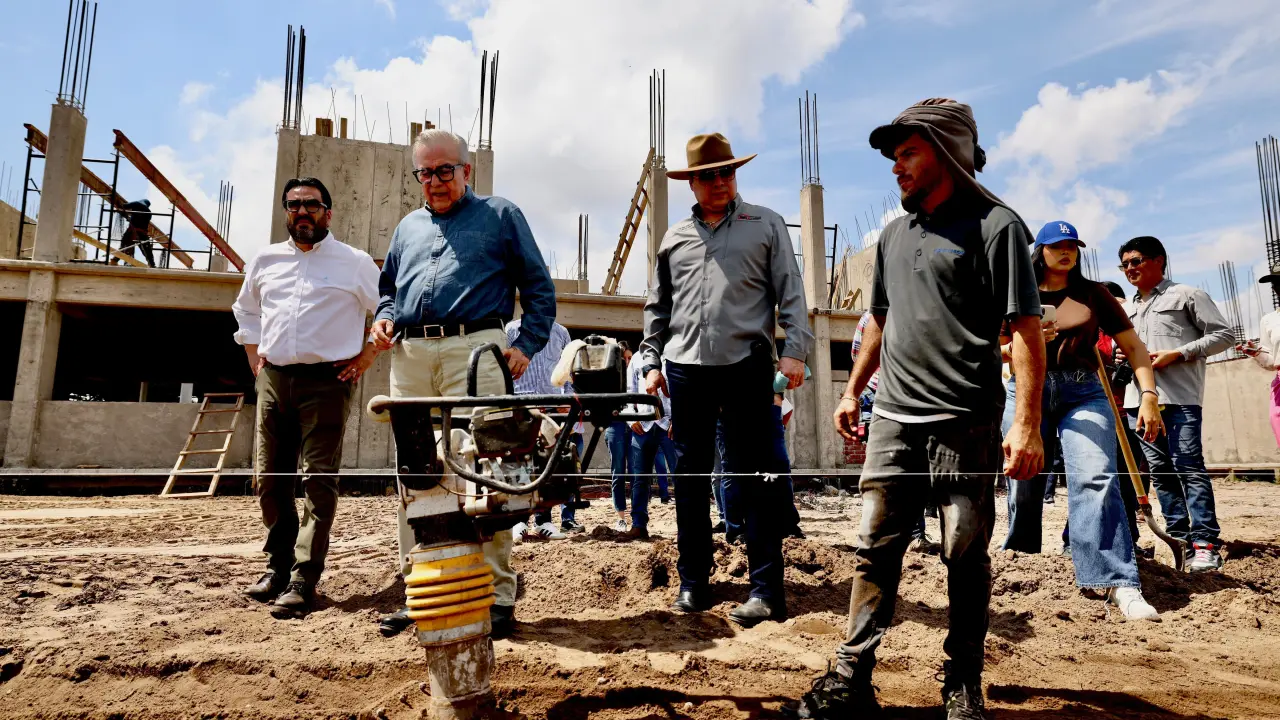 Gobernador Rubén Rocha Moya, supervisa obra de construcción de secundaria en Valle Alto. Foto: Cortesía