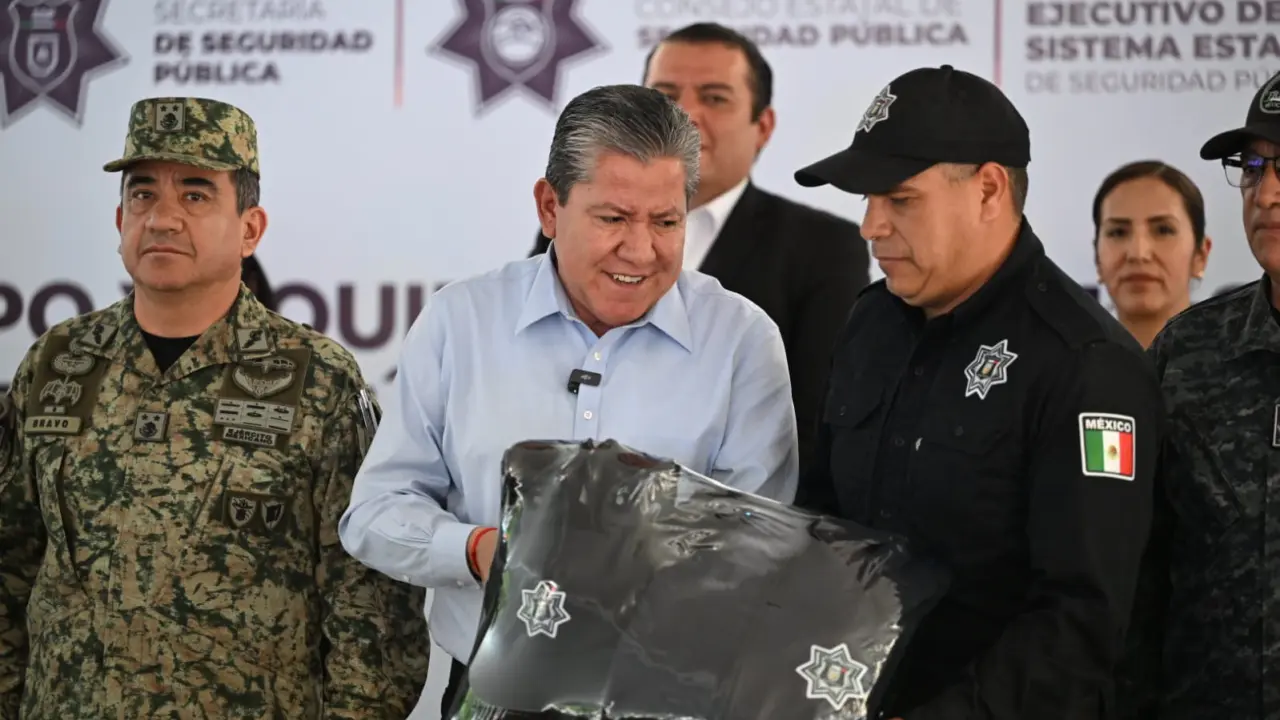 Gobernador de Zacatecas, David Monreal, realiza entrega de nuevo equipo a policías municipales. Foto: Cortesía