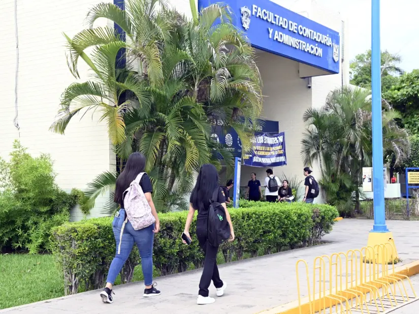 La Universidad se compromete con otorgar un buen servicio. Foto: UAS