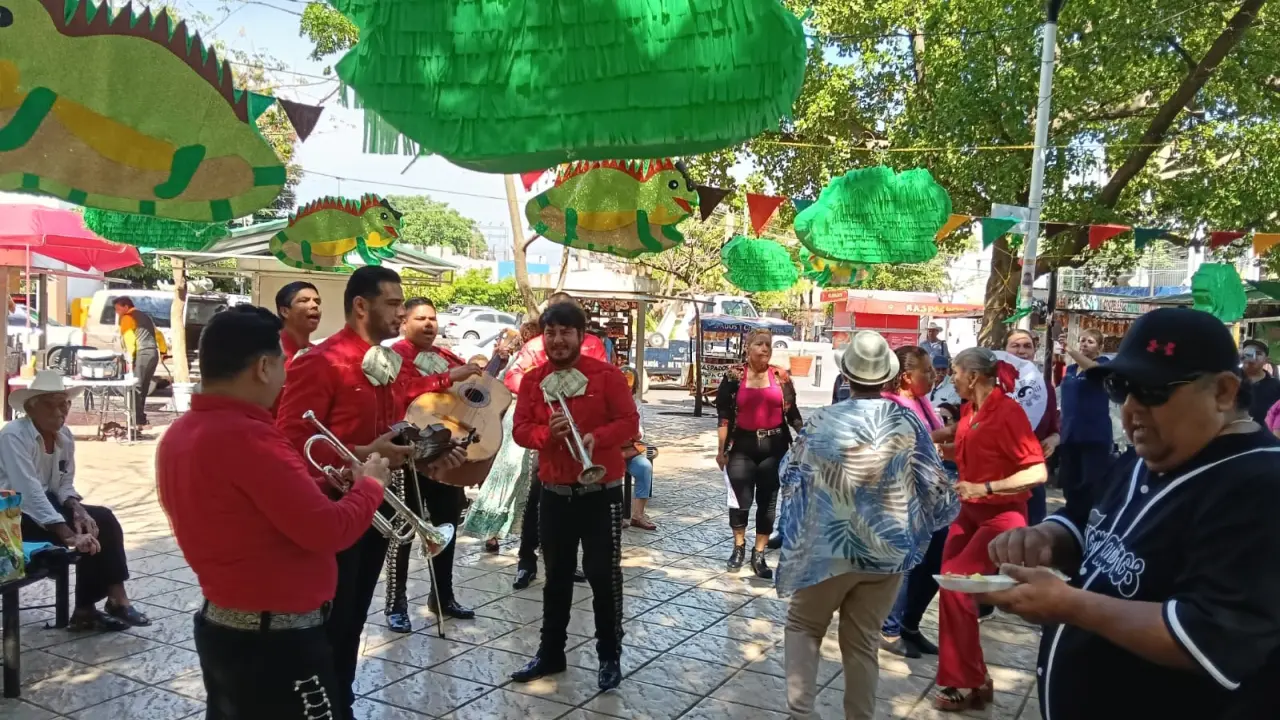 Con gran entusiasmo la comunidad bailadora de la Plazuela de Catedral disfrutó este festejo de cumpleaños de su reina.
