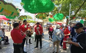 La reina del baile de la Catedral celebra sus 64 al ritmo de la Plazuela Obregón