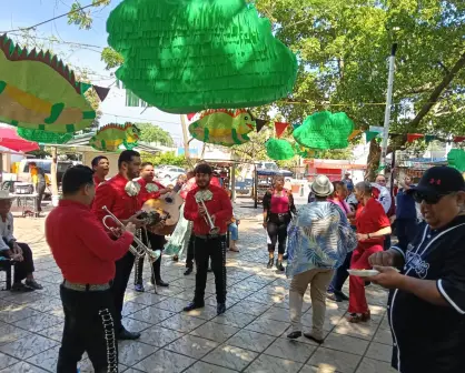 La reina del baile de la Catedral celebra sus 64 al ritmo de la Plazuela Obregón
