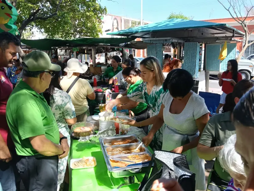 Todos los asistentes disfrutaron de una rica taquiza en honor a la señora Luisa.