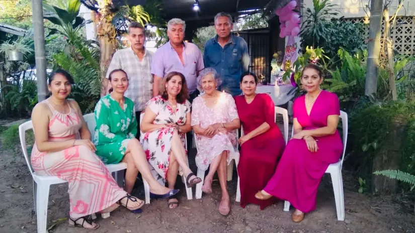 Para la señorita Ofelia Covarrubias, su familia es su mayor tesoro. Foto: Cortesía.