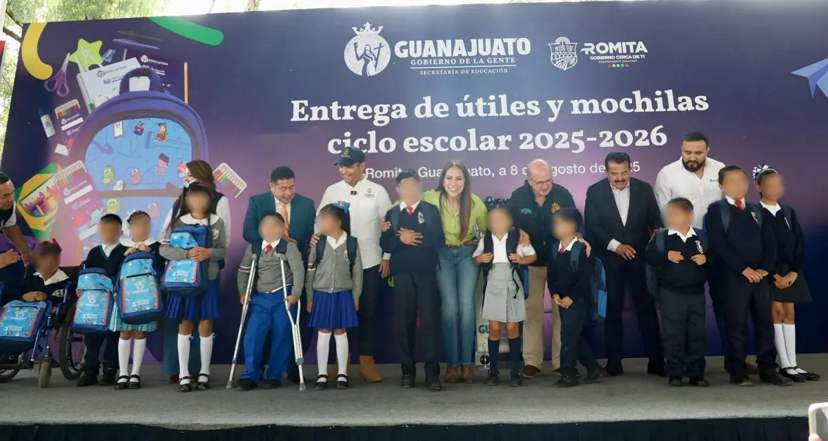 Entrega de útiles escolares y mochilas gratis en Guanajuato. Foto: Cortesía