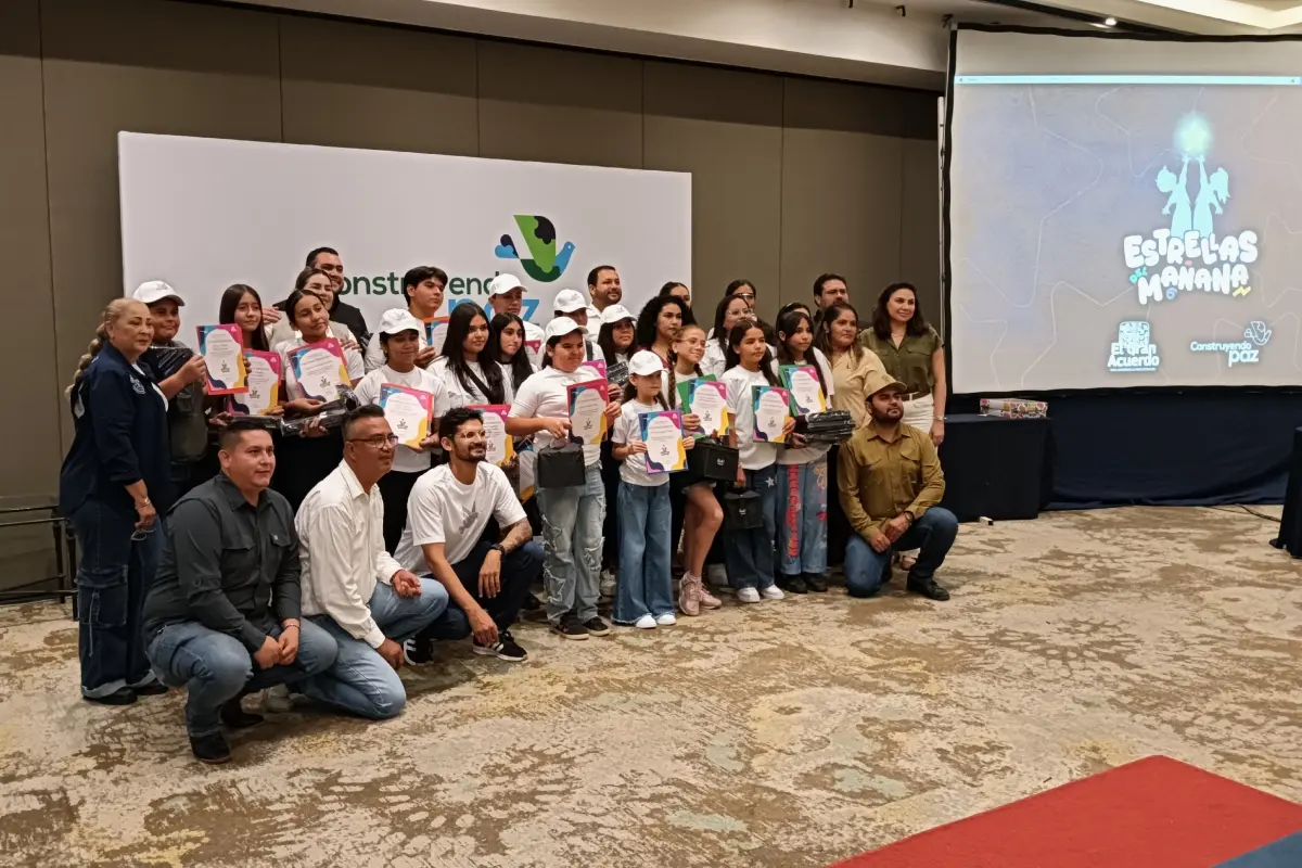 Niñas, niños y adolescentes de primaria y secundaria fueron reconocidos como Estrellas del Mañana durante el Informe de Paz, titulado Pinceladas de Paz, a cargo de la organización Construyendo Paz. | Imágenes de Lino Ceballos y Francisco Castro
