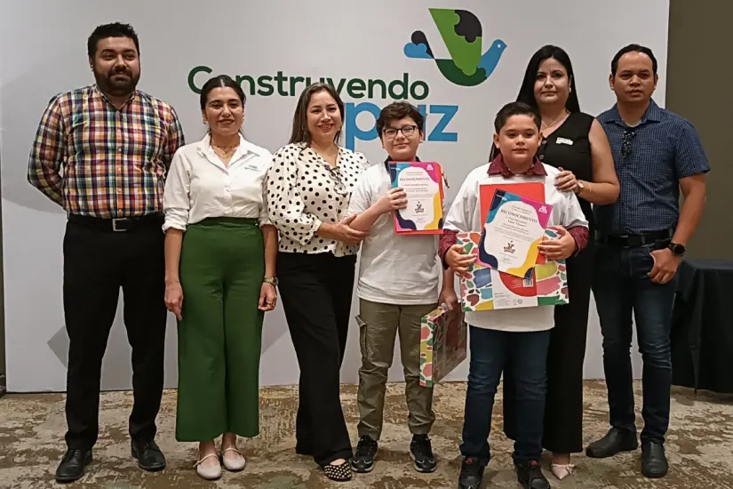 Iván Alexandro López Vázquez y Adrik Arrambi Guerrero, junto a sus padres y su maestra Dulce María, de la Primaria Coronel Rodolfo T. Loaiza.