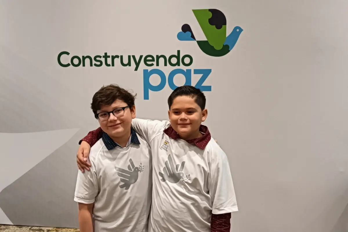 Iván Alexandro López Vázquez y Adrik Arrambi Guerrero son alumnos recién egresados del quinto grado en la Primaria Rodolfo T. Loaiza. Construyendo Paz los reconoció como Estrellas del Mañana en la categoría de tecnología y conciencia ambiental. | Imágenes de Francisco Castro