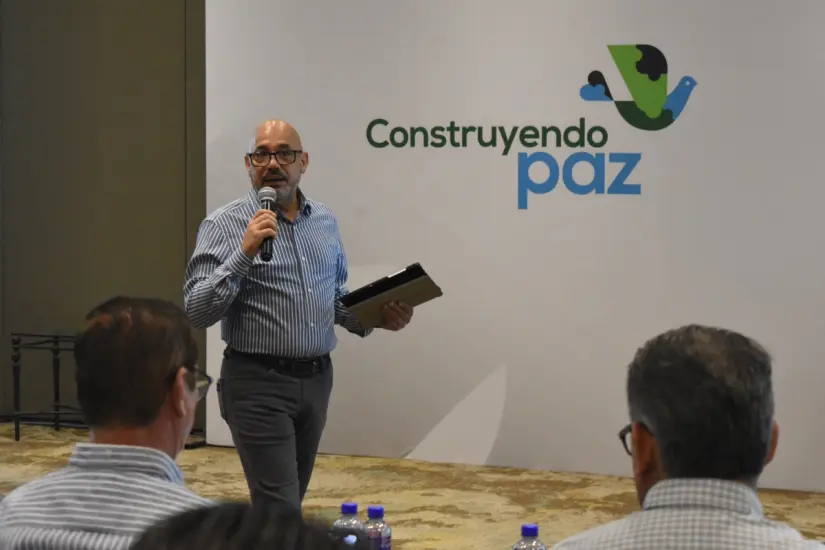 Othon Herrera y Cairo, gerente de operaciones de Construyendo Paz, durante el Informe de Paz titulado Pinceladas de Paz.