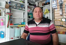 Jubilado se reinventa: ex policía abre negocio de limpieza en Los Ángeles