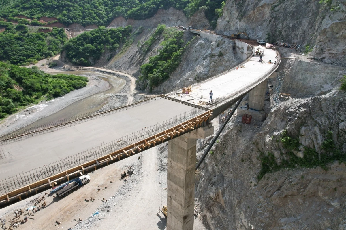 Así luce la recién remodelada carretera San Ignacio-Tayoltita. Foto: SICT