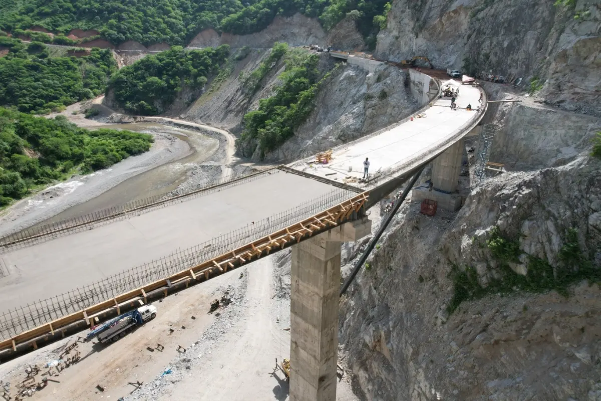 Así luce la recién remodelada carretera San Ignacio-Tayoltita. Foto: SICT