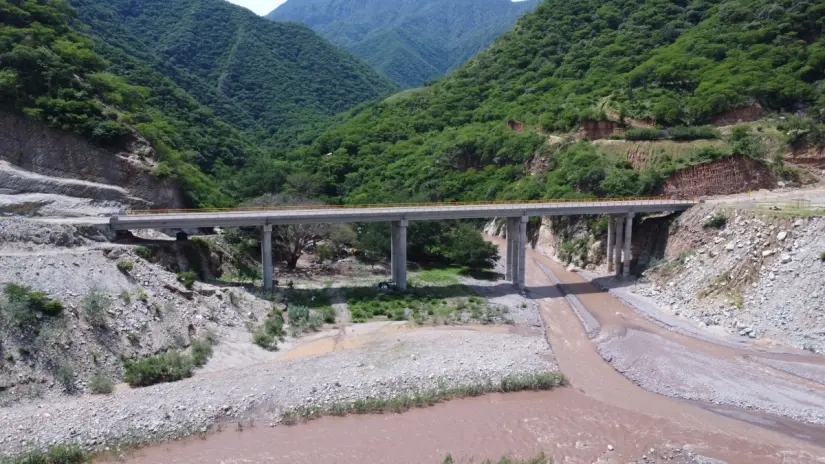 La carretera cuenta con 18 estructuras, incluyendo puentes, viaductos y un túnel. Foto: SICT