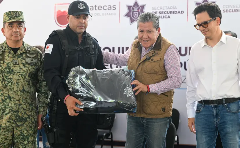 Entrega de equipo a corporaciones policiales en Tepetongo. Foto: Cortesía