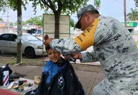 Personal de la Guardia Nacional realiza labor social y mejora del entorno en colonias de Culiacán
