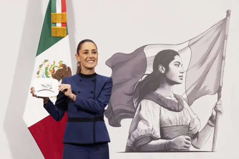 La presidenta Claudia Sheinbaum muestra con orgullo el logo oficial de Olinia. Foto: Presidencia