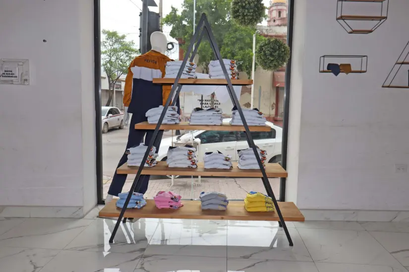 Cada escuela también venderá los uniformes. Foto: UAS
