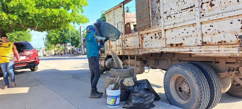 La limpieza de patios y el retiro de objetos que acumulan agua son clave para evitar la propagación del mosquito Aedes aegypti. Ayuntamiento de Culiacán