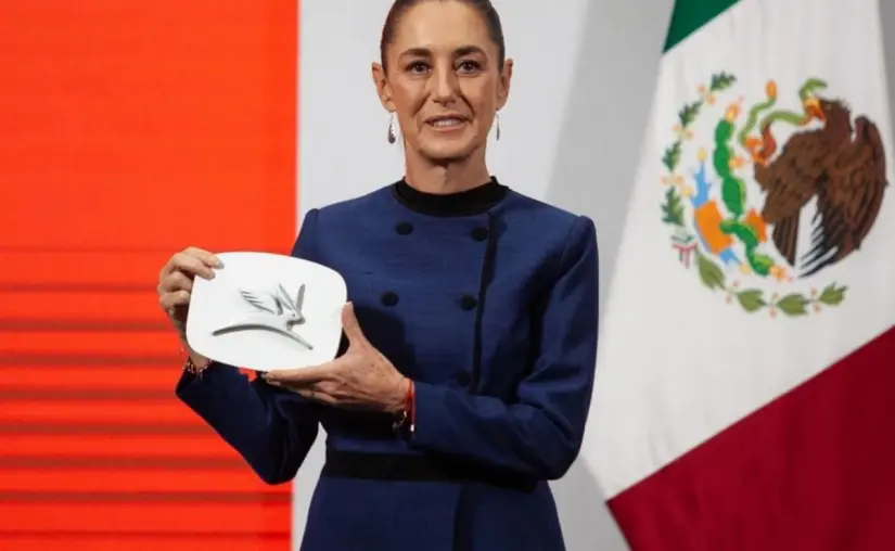 Sheinbaum presenta el logo oficial de Olinia, una liebre con alas inspirada en los alebrijes. Foto: Cortesía