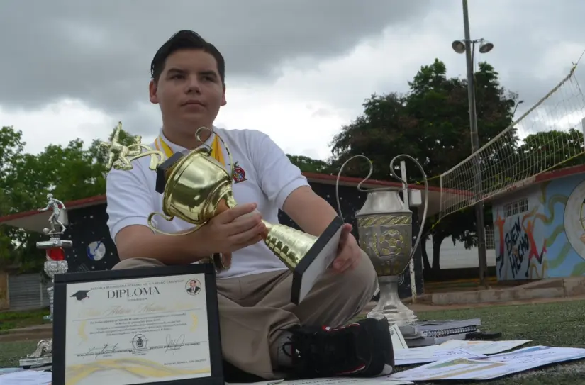 Con promedio perfecto y una gran pasión por el deporte, Félix Arturo brilla como ejemplo para su generación. Foto: Juan Madrigal