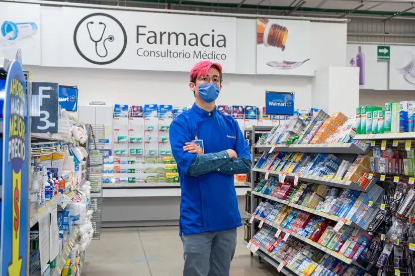 Dentro de los beneficios de esta fusión, los adultosmayores con su credencial INAPAM podrán adquirir medicamentos hasa con 7% de descuento en farmacias. Foto: Cortesía.