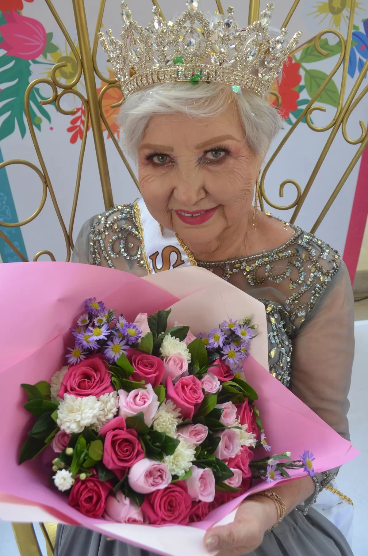 A sus 70 años, Eva no solo logró conquistar la corona, sino que con su determinación ha iluminado la vida de quienes la conocen, dejando una huella de luz y esperanza. Foto: Juan Madrigal