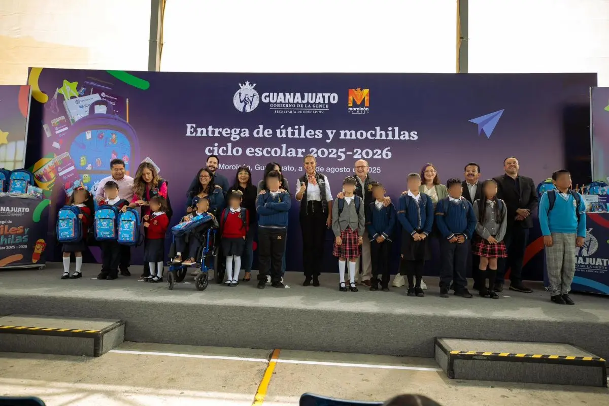 Entrega de útiles escolares en el estado de Guanajuato. Foto: Cortesía
