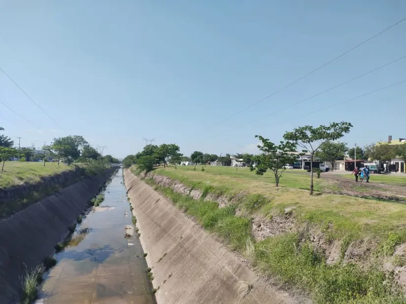 El canal sobre el bulevar Agricultores fue despejado antes de las lluvias. Foto: Juan Madrigal