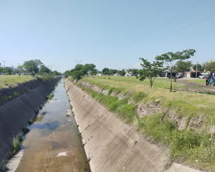 Ante temporada de lluvias limpian arroyo de la 7 Gotas y el canal que cruza sobre el bulevar Agricultores en Culiacán